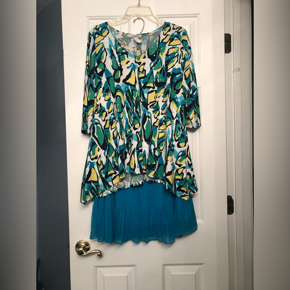 Top (with sparkles) and skirt (with small pleats). Not a set but worn as such.